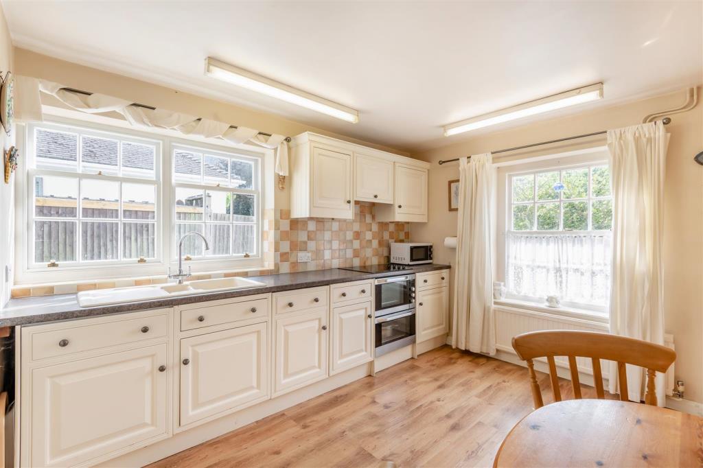Lot: 91 - PERIOD COTTAGE FOR IMPROVEMENT - Kitchen